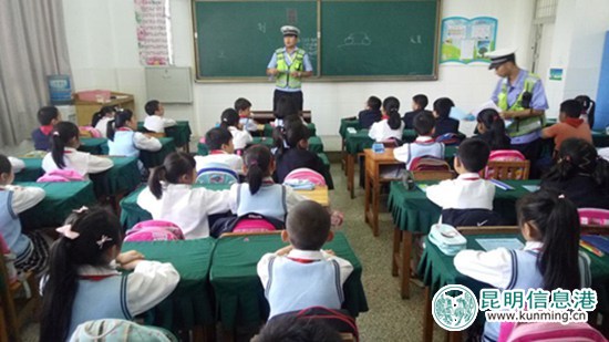 大手拉小手 呈贡交警为辖区中小学上开学第一课