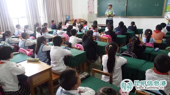 大手拉小手 呈贡交警为辖区中小学上开学第一课