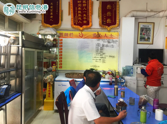 午饭时间，有老人在爱心食堂吃午餐。