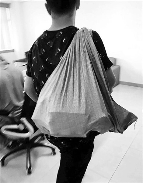 盘龙法院强制执行“剧情”反转 开豪车老赖上手铐就背来一麻袋钱 盘龙法院强制执行“剧情”反转 开豪车老赖上手铐就背来一麻袋钱