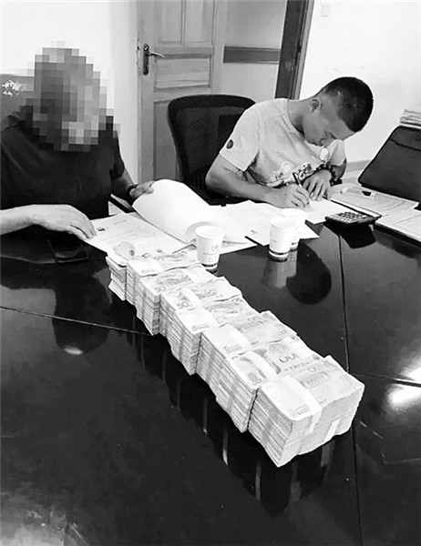 盘龙法院强制执行“剧情”反转 开豪车老赖上手铐就背来一麻袋钱 盘龙法院强制执行“剧情”反转 开豪车老赖上手铐就背来一麻袋钱