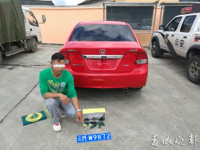 高速路加水站口倒车 轿车险撞身后大货车 高速路加水站口倒车 轿车险撞身后大货车