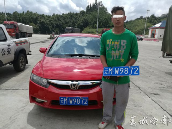 高速路加水站口倒车 轿车险撞身后大货车 高速路加水站口倒车 轿车险撞身后大货车