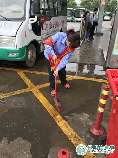 昆明公交三十三车队20名志愿者助力“创文”