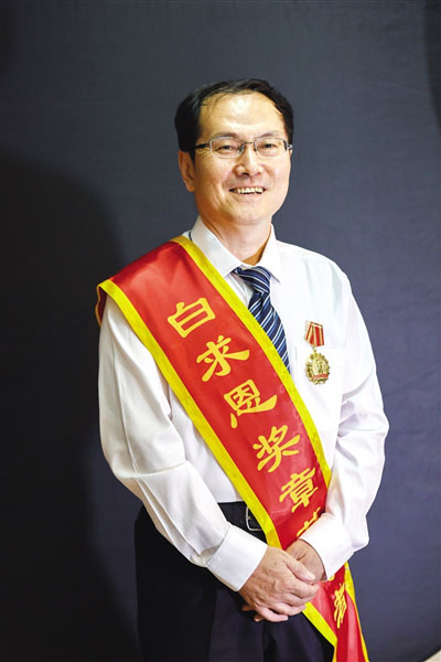 白求恩奖章”获得者尹贻明:重症病房里紧握患者双手的“暖医” 白求恩奖章”获得者尹贻明:重症病房里紧握患者双手的“暖医”