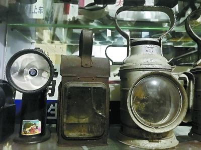 铁路迷“博物馆”数万藏品见证京津冀速度