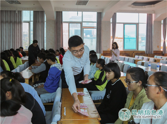 祥鹏航空赴晋宁开展爱心助学活动