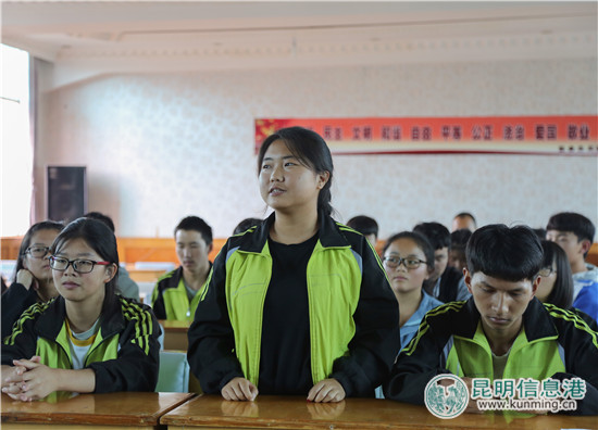 祥鹏航空赴晋宁开展爱心助学活动