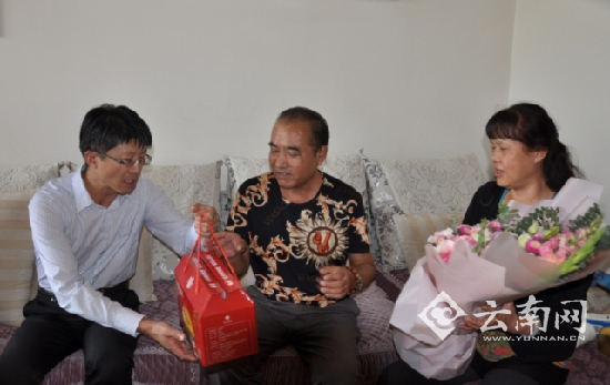 省综治办专职副主任、省见义勇为基金会副理事长兼秘书长郭品慰问见义勇为英雄周鑫的父母