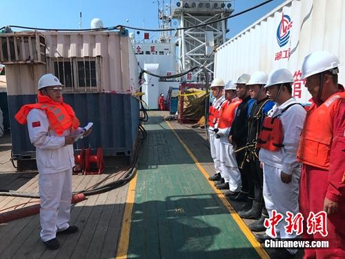 “蛙人”楚金勇:胆大心细,练就“盲眼穿针”绝活 “蛙人”楚金勇:胆大心细,练就“盲眼穿针”绝活