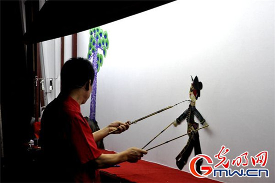 【喜迎十九大·文脉颂中华】短视频丨皮影戏老艺人讲述非遗传承五年巨变