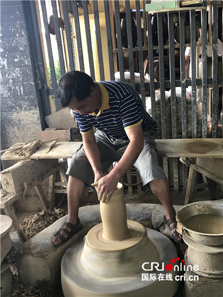 母先才在做陶艺