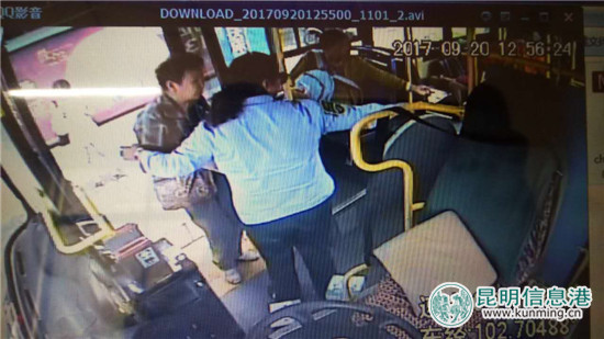 昆明“暖女”公交驾驶员扶老人上车 获乘客点赞 昆明“暖女”公交驾驶员扶老人上车 获乘客点赞