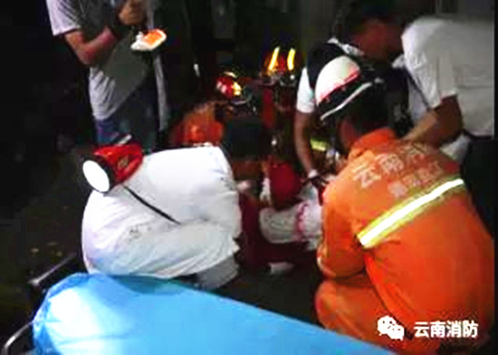 学生失足摔倒肩膀被钢筋戳穿 德宏盈江消防紧急救援 学生失足摔倒肩膀被钢筋戳穿 德宏盈江消防紧急救援