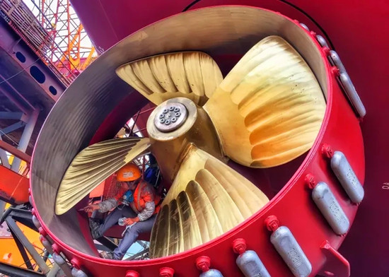 给螺旋桨补漆（张维健/摄）