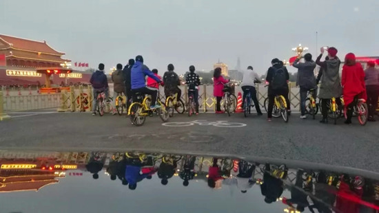 长安街上的共享单车（盛佳鹏/摄）