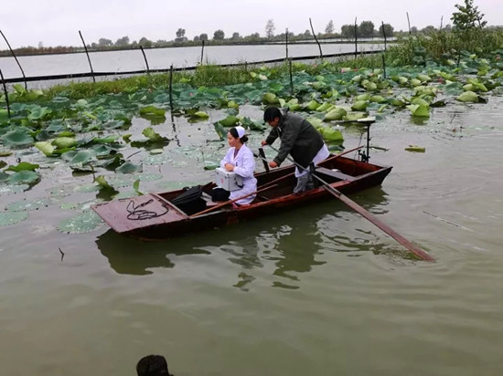 洪泽湖上的最美医生（桂宝林/摄）