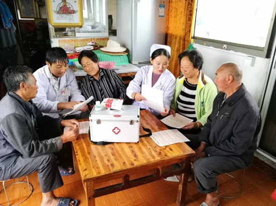 洪泽湖上的最美医生（桂宝林/摄）