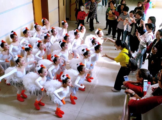 老师和她的学生（田小平/摄）