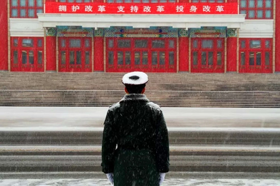 坚守岗位（张亮/摄）