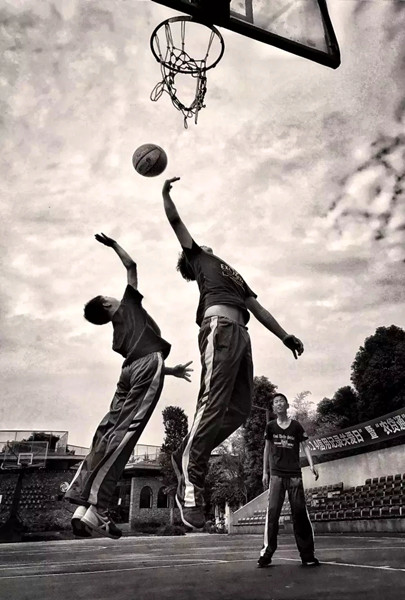 争球（赖柯/摄）