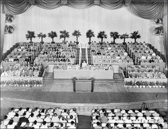 《党章中的党史》系列微视频第二集《苦难铸就辉煌——一块老弹片的述说》 《党章中的党史》系列微视频第二集《苦难铸就辉煌——一块老弹片的述说》