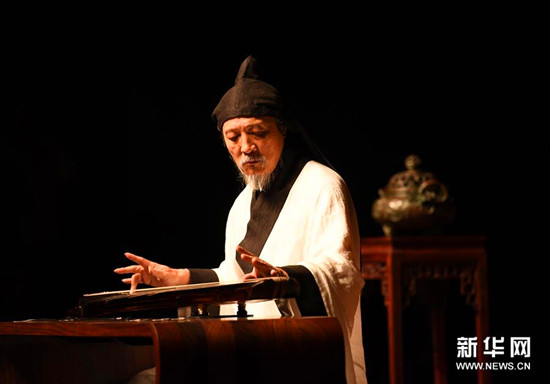 古琴家袁中平在艺术节音乐会上弹奏《潇湘水云》