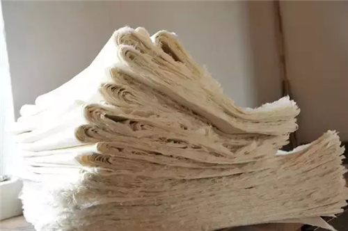 十一道工序完成，根据客户要求扎成捆，大多数为 10张一沓或折叠成经书，用刀切去边角