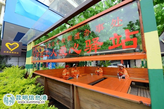 太和街道“爱心驿站”为环卫工人提供休息场所。 太和街道“爱心驿站”为环卫工人提供休息场所。