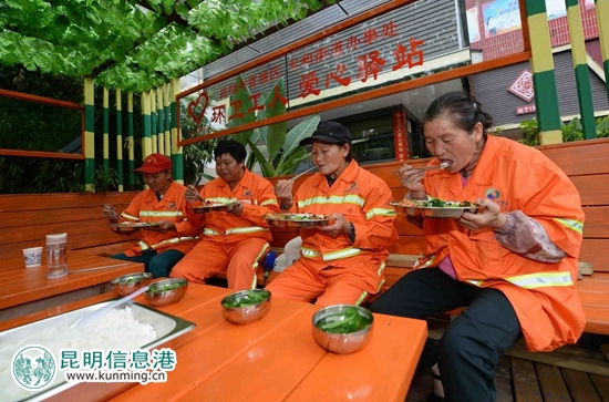 “爱心驿站”为环卫工人提供免费“爱心午餐。 “爱心驿站”为环卫工人提供免费“爱心午餐。