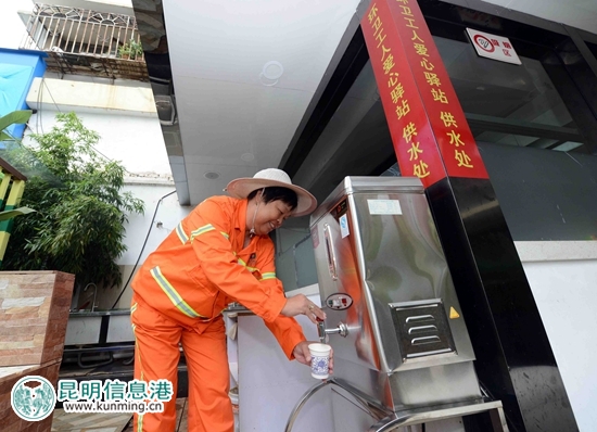 “爱心驿站”提供免费茶水。 “爱心驿站”提供免费茶水。