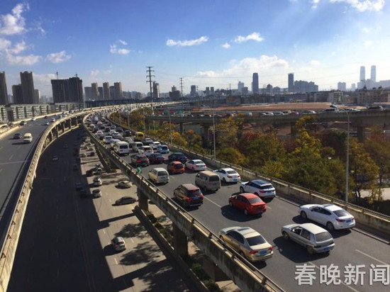 南二环高峰时1小时车流量上万，平峰时也有6000多辆次。