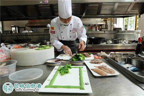 参赛选手精心烹制菜肴