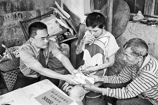 女子烧伤无钱治 检察官送救助金