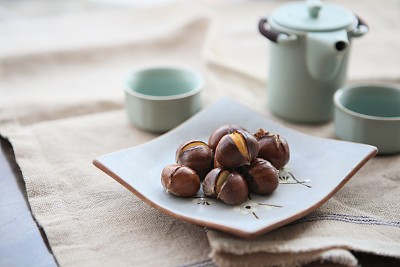 板栗好吃皮难剥 一招10秒搞定