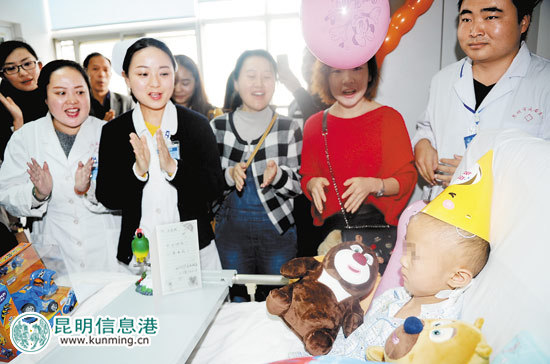 志愿者与医务人员一起为小志诚过7岁生日。