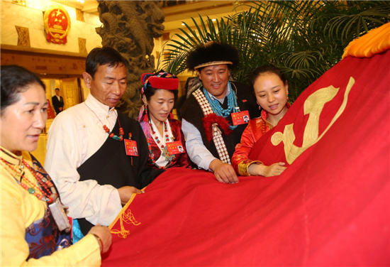 ［十九大时光］这面“特别”的党旗，背后有什么故事？