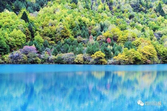 九寨沟震后首个秋:还是记忆中的童话世界