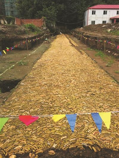 南京普德寺遗址出土“金光大道” 琉璃瓦铺就 南京普德寺遗址出土“金光大道” 琉璃瓦铺就