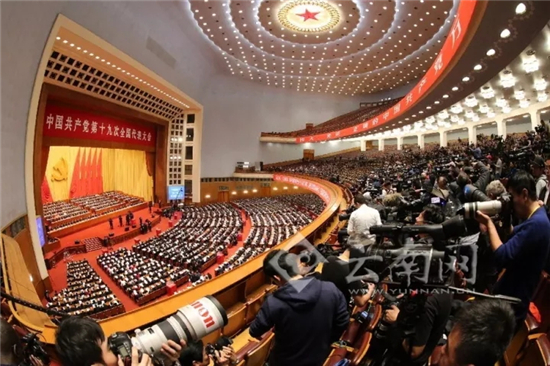 党的十九大胜利闭幕 云南代表满怀喜悦走出人民大会堂