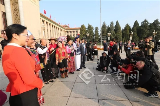 党的十九大胜利闭幕 云南代表满怀喜悦走出人民大会堂
