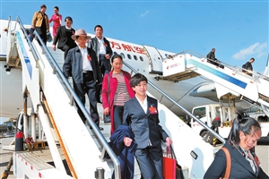 云南省出席十九大的代表昨返昆 云南省出席十九大的代表昨返昆