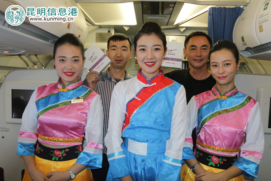 昆明-南通首航航班,乘务员身穿纳西族服饰与有奖问答获奖旅客合影