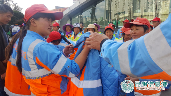 盘龙区京环盘宸公司为1200余名环卫工人发放“冬装”棉服 盘龙区京环盘宸公司为1200余名环卫工人发放“冬装”棉服