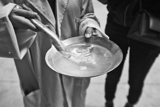 记者探访鸥粮制作：新型鸥粮不沉水更具营养