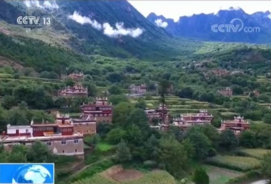 【十九大代表回基层】四川甘孜余德春:与藏寨村民分享十九大收获 【十九大代表回基层】四川甘孜余德春:与藏寨村民分享十九大收获