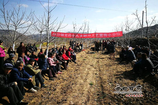 11月14日,文艺宣传小分队在白沙镇的田间地头表演。 11月14日,文艺宣传小分队在白沙镇的田间地头表演。