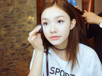 林允分享美妆心得 忙拍戏365天全年无休