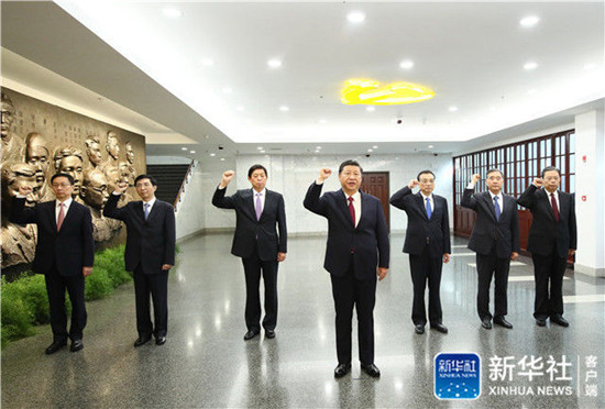 2017年10月31日上午，习近平带领其他中共中央政治局常委同志在上海中共一大会址纪念馆一起重温入党誓词。新华社记者 兰红光/摄