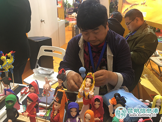 非遗捏面艺人冯刚正在捏制叮当猫。